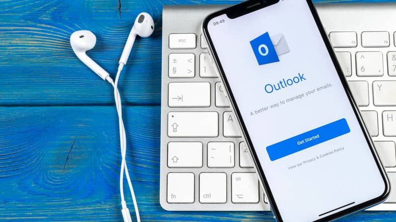 Słuchawki z klawiaturą i telefonem komórkowym w Outlooku