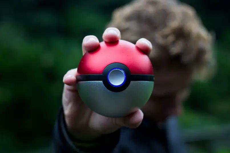 osoba trzymająca pokemona