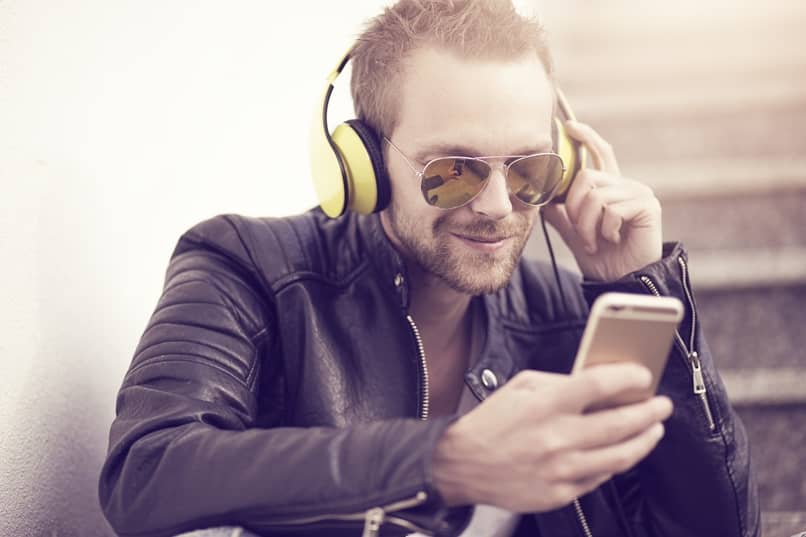 mężczyzna używający Discorda na telefonie komórkowym