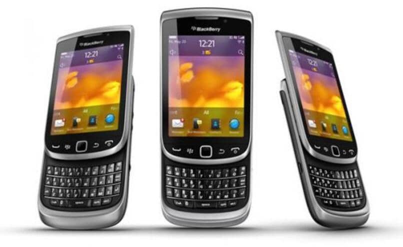 pobierz i zainstaluj WhatsApp dla latarki Blackberry 9810