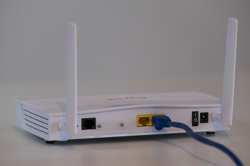 biały router