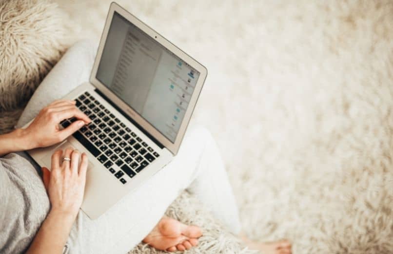 kobieta pisząca na komputerze