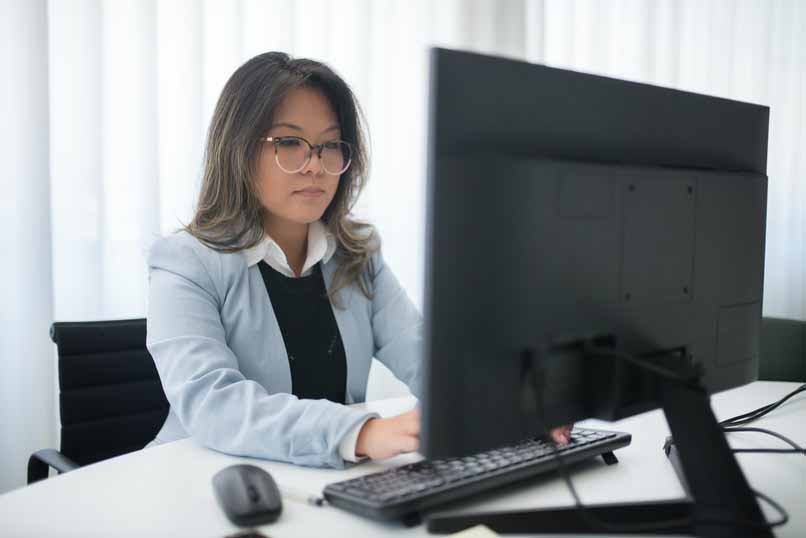 kobieta korzystająca z komputera