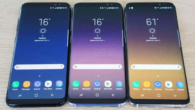 trzy urządzenia mobilne marki Samsung na stole