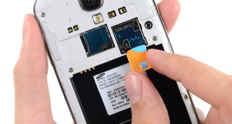 umieść kartę SIM w gnieździe Samsunga
