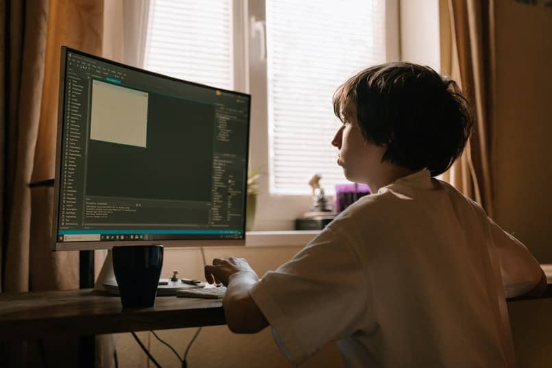 chłopiec pracuje na swoim komputerze