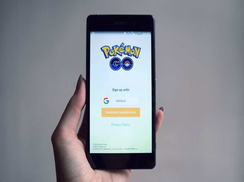 ekran androida z szarym tłem pokemon go w dłoni