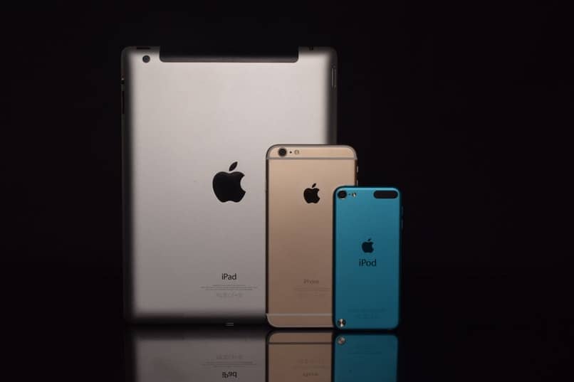srebrny iPad, złoty iPhone, niebieski iPod 