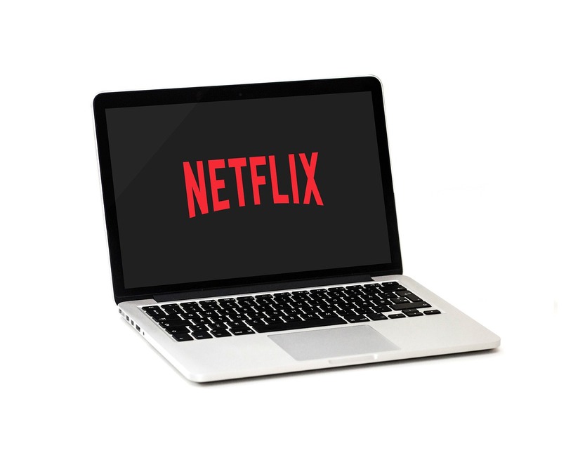 laptop z logo netflix na ekranie 