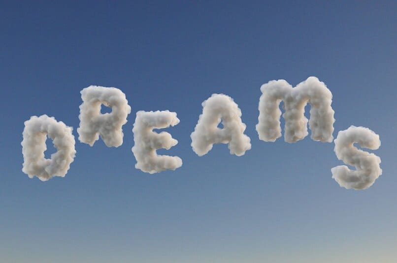 słowo sen utworzone z chmurami na niebie