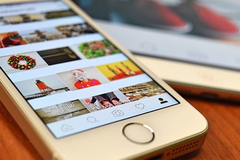 telefon komórkowy ze zdjęciami z Instagrama na ekranie