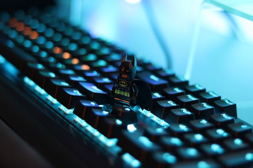 zabawka Batmana na klawiaturze