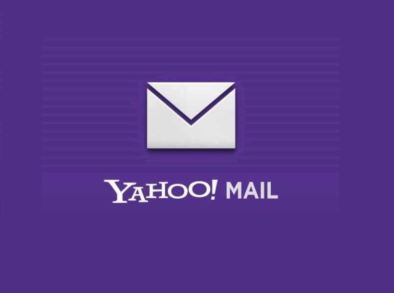 białe logo poczty Yahoo z liliowym tłem